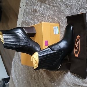 NWT Tod's ankle boot in brushed leather